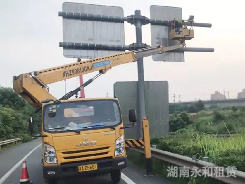 长永高速路牌悬挂