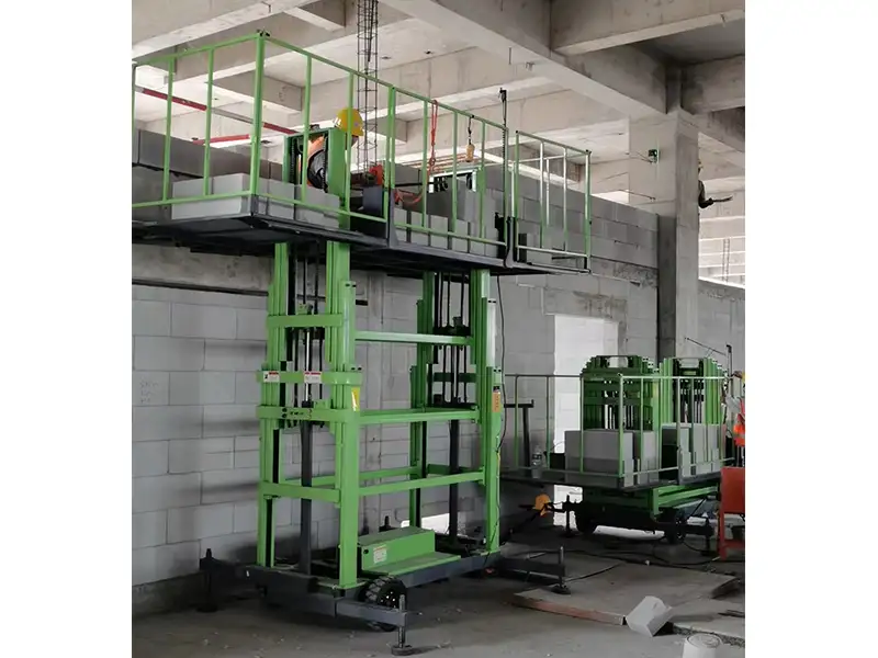 建筑施工升降机在工作中需要注意的事项